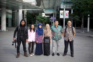 Jalal, Sayyidatik, Yuli, Mira - penerima beasiswa Indonesia Bright- berpose bersama pengurus Indonesia Bright Ibrahim Senen dan Ubaidillah Nugraha dalam study visit ke Singapore.